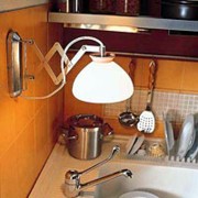 А вот как можно устроить нижний свет на кухне